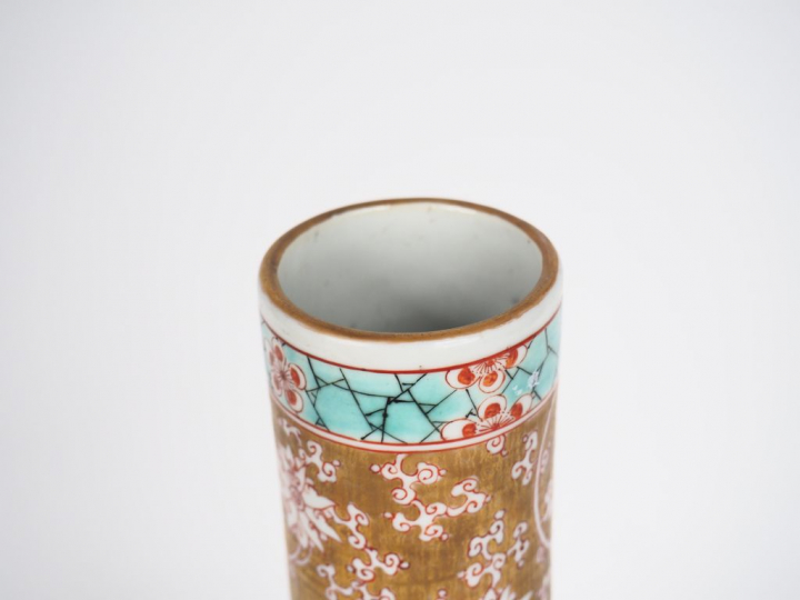Vase bouteille à long col en porcelaine et émaux famille verte décor d