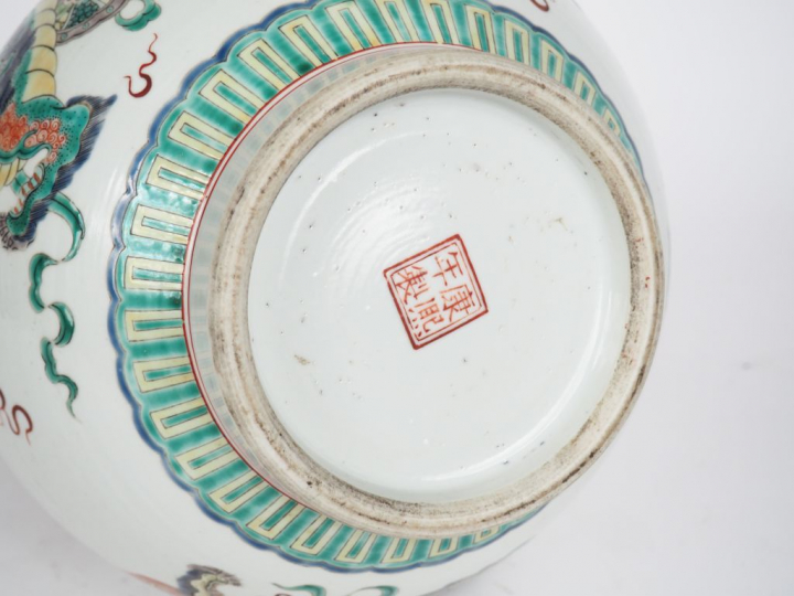 Vase bouteille à long col en porcelaine et émaux famille verte décor d