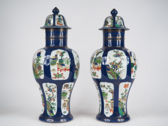 Vente aux enchères Paire de potiches couvertes en porcelaine et émaux de la famille verte