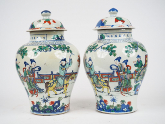 Vente aux enchères Paire de potiches couvertes en porcelaine et émaux type Wucai, décor d