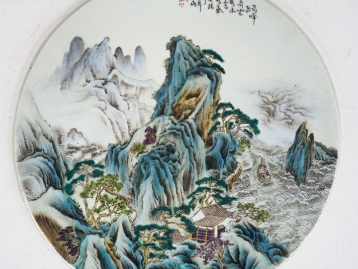 Panneau circulaire qui devait être une garniture d'écran en porcelaine