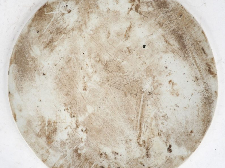 Panneau circulaire qui devait être une garniture d'écran en porcelaine