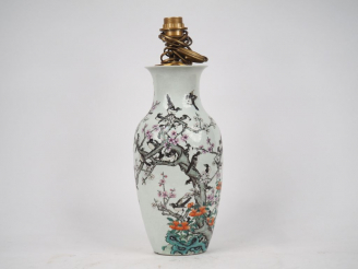 Vente aux enchères Vase balustre en porcelaine et émaux, famille rose, à décor de colonie