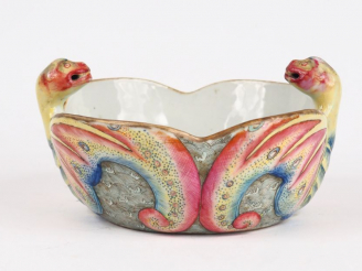 Vente aux enchères Coupe en porcelaine prenant la forme d'un double papillon émaux famill