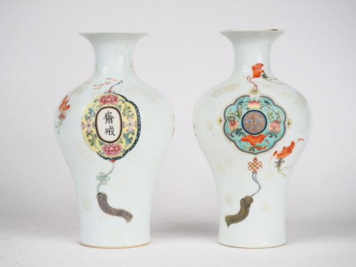 Paire de vases de forme balustre en porcelaine et émaux famille rose d