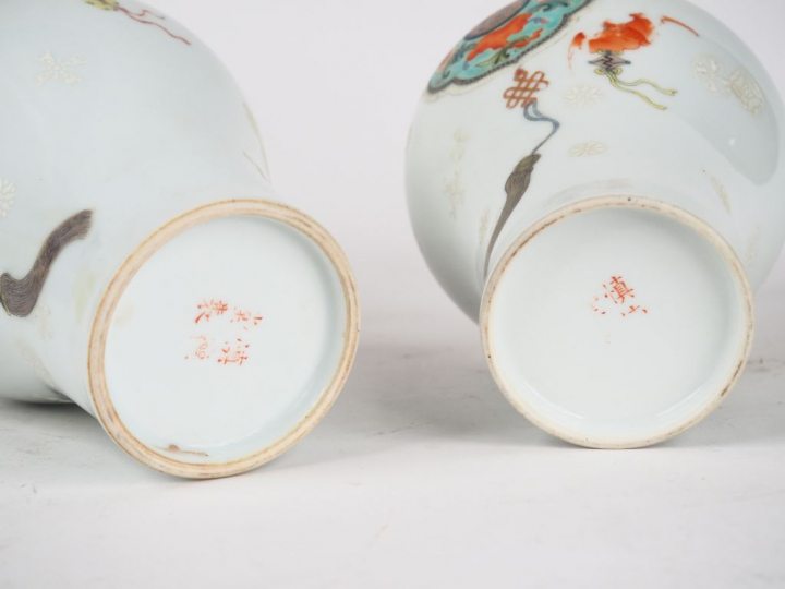 Paire de vases de forme balustre en porcelaine et émaux famille rose d