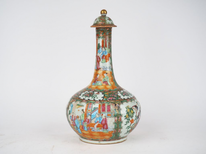 Vase bouteille à long col avec couvercle en porcelaine et émaux famill
