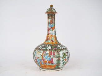 Vente aux enchères Vase bouteille à long col avec couvercle en porcelaine et émaux famill
