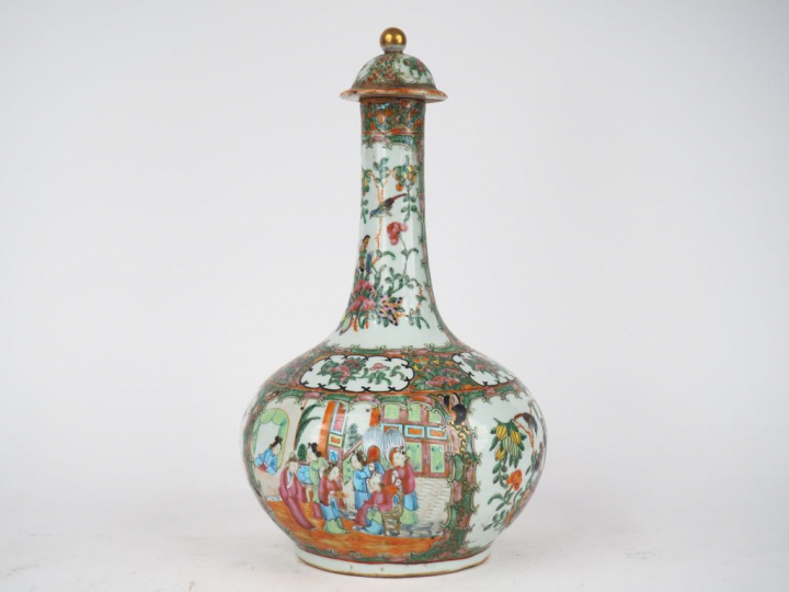 Vase bouteille à long col avec couvercle en porcelaine et émaux famill