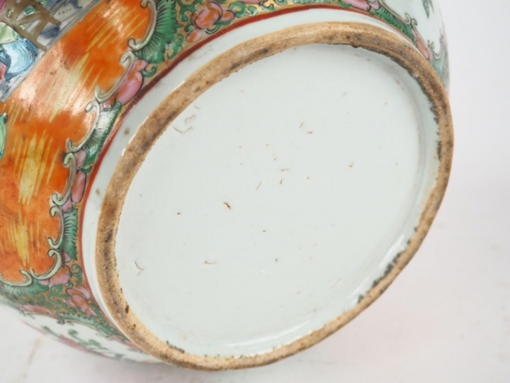 Vase bouteille à long col avec couvercle en porcelaine et émaux famill