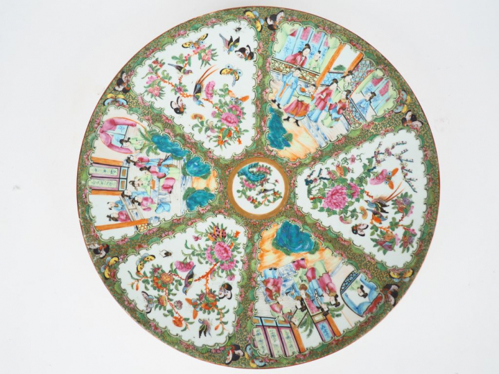 Important plat en porcelaine et émaux famille rose, décor alterné de m