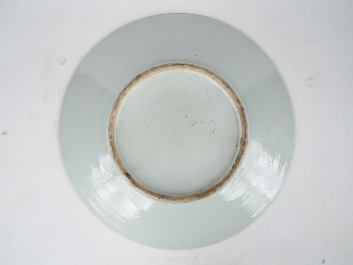 Important plat en porcelaine et émaux famille rose, décor alterné de m