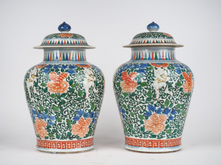 Paire de potiches couvertes en porcelaine famille verte à décor des fr