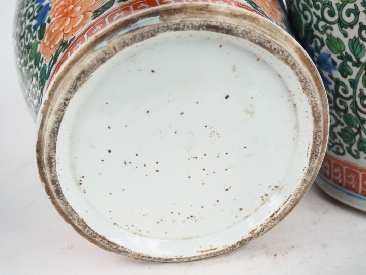 Paire de potiches couvertes en porcelaine famille verte à décor des fr