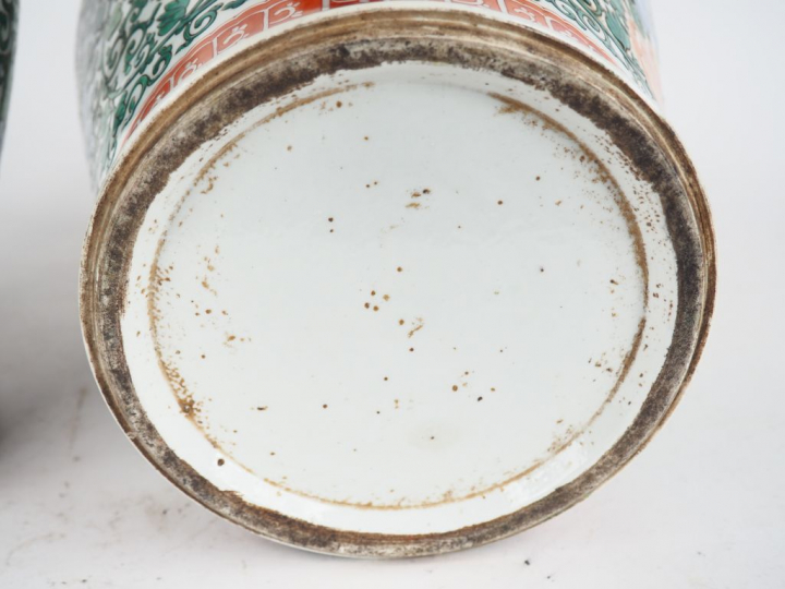 Paire de potiches couvertes en porcelaine famille verte à décor des fr