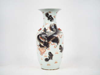 Vente aux enchères Vase balustre en porcelaine décor émaillé en grisaille et corail de li