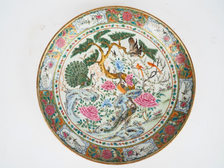 Grand plat en porcelaine de Canton décor famille rose d'un couple de p