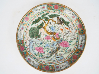 Vente aux enchères Grand plat en porcelaine de Canton décor famille rose d'un couple de p