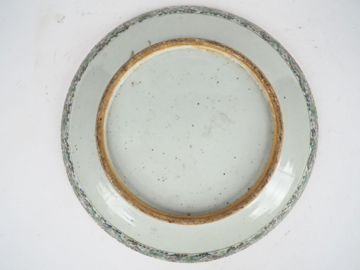 Grand plat en porcelaine de Canton décor famille rose d'un couple de p