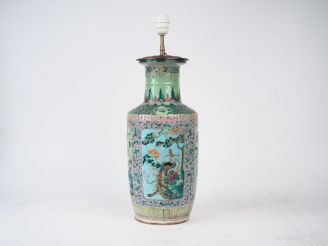 Vente aux enchères Vase rouleau en porcelaine et émaux famille rose sur un fond vert et t