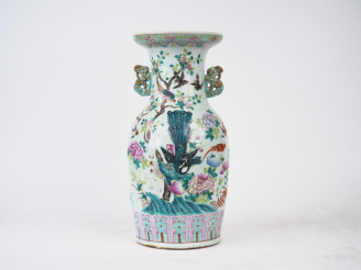 Vente aux enchères Vase balustre en porcelaine et émaux famille rose, décor d'oiseaux de 