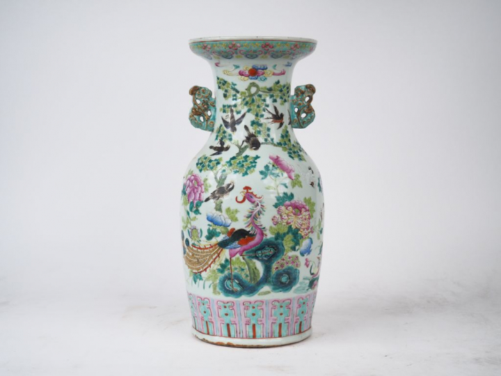 Vase balustre en porcelaine et émaux famille rose, décor d'oiseaux de 
