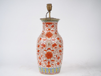 Vente aux enchères Vase en porcelaine émaillée, décor corail de fleurs de lotus, de rince