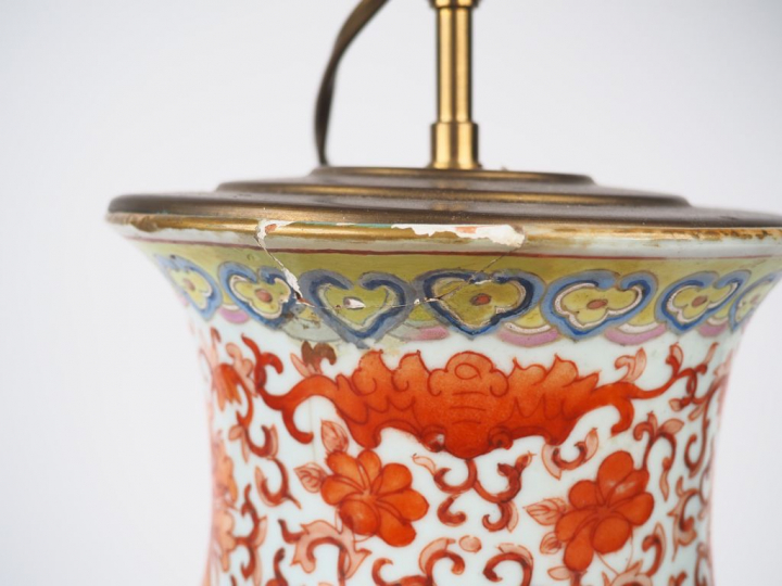 Vase en porcelaine émaillée, décor corail de fleurs de lotus, de rince