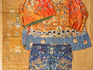Vente aux enchères Lot comprenant :  - Robe chinoise fin du XIXème en soie et lin brodé s