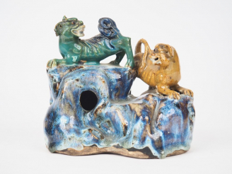 Vente aux enchères Groupe XIXème en grès polychrome de Chine "deux chiens de fo sur un ro