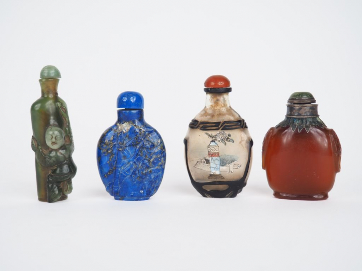 Chine, XXe siècle,  Flacon tabatière en serpentine sculptée d'un enfan