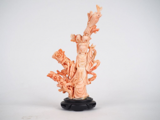 Vente aux enchères Statuette en corail couleur rosé Chine vers 1930 "jeune fille présenta