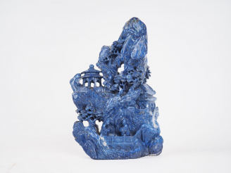 Vente aux enchères Groupe en lapis lazuli figurant un personnage rejoignant un ermitage s