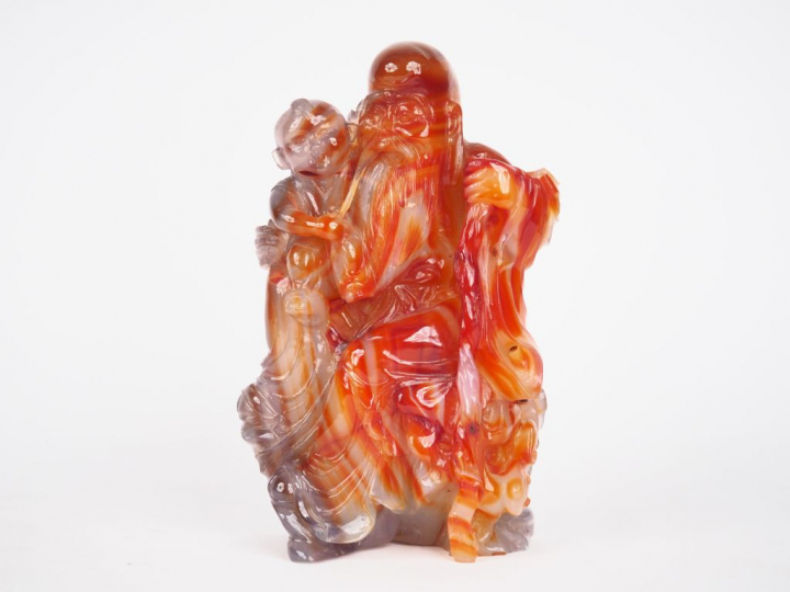 Chine, vers 1960, Groupe en agate teintée "Zhoulao accompagné d'un enf