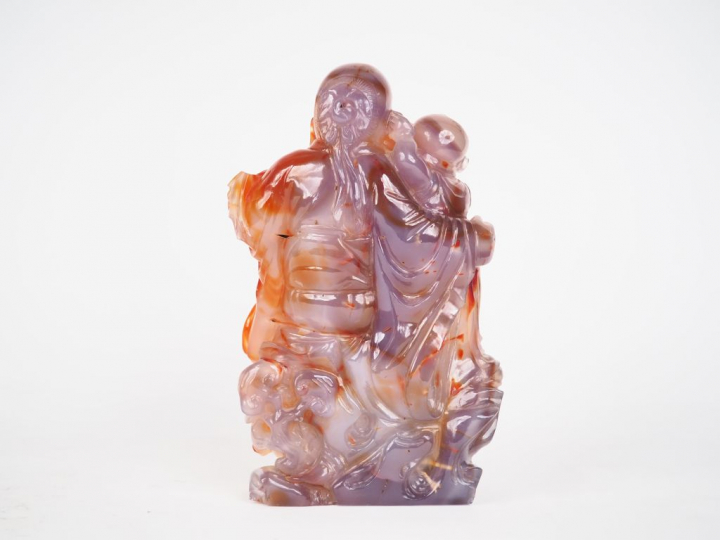 Chine, vers 1960, Groupe en agate teintée "Zhoulao accompagné d'un enf