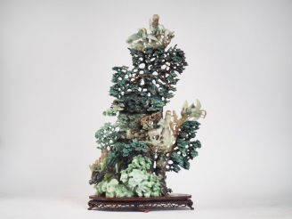 Vente aux enchères Important vase couvert en serpentine à décor d'animaux volatiles parmi