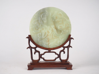 Vente aux enchères Disque en serpentine décor de dragons en relief Chine vers 1960 diam. 