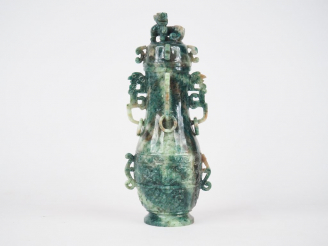 Vente aux enchères Vase couvert balustre en serpentine décor de motifs archaisants Chine 