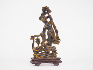 Vente aux enchères Statuette en œil de tigre représentant une jeune femme tenant un templ