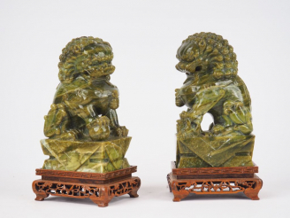 Vente aux enchères Paire de lions bouddiiques en serpentine  Chine vers 1960  H. 16 cm