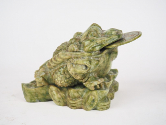 Vente aux enchères Groupe en serpentine "crapaud tenant une monnaie"  Chine vers 1960 H. 
