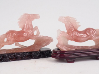Vente aux enchères Paire de chevaux galopants en quartz rose  L. 28 cm
