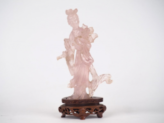 Vente aux enchères Statuette "déesse du printemps" en quartz rose  Chine vers 1960  H. 14