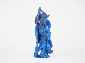 Vente aux enchères Statuette en lapis lazuli représentant un pecheur, couleur rehaussée C
