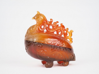 Vente aux enchères Boite couverte en agate cornaline formant un phenix  Chine vers 1960 L