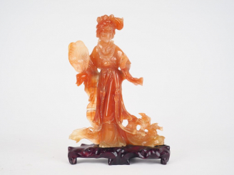 Vente aux enchères Statuette en cornaline "jeune femme à l'éventail"  Chine vers 1960 H. 