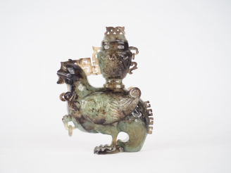 Vente aux enchères Vase couvert en forme de phenix en serpentine  Chine vers 1960  H. 19 