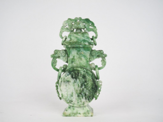 Vente aux enchères Vase quadrangulaire en serpentine sculptée de tete de dragons Chine ve