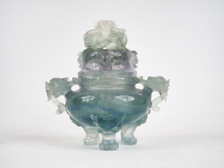 Vente aux enchères Vase couvert tripode en fluor à décor de dragons  Chine vers 1960 H. 1