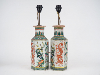 Vente aux enchères Paire de vases XIXème en porcelaine de Chine, décor polychrome de drag
